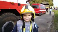 Jeden z žáků v hasičské přilbě